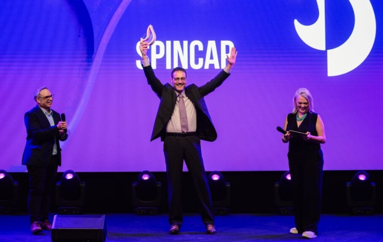 Fotografia della consegna del premio "The Safety Guardian" a SPINCap