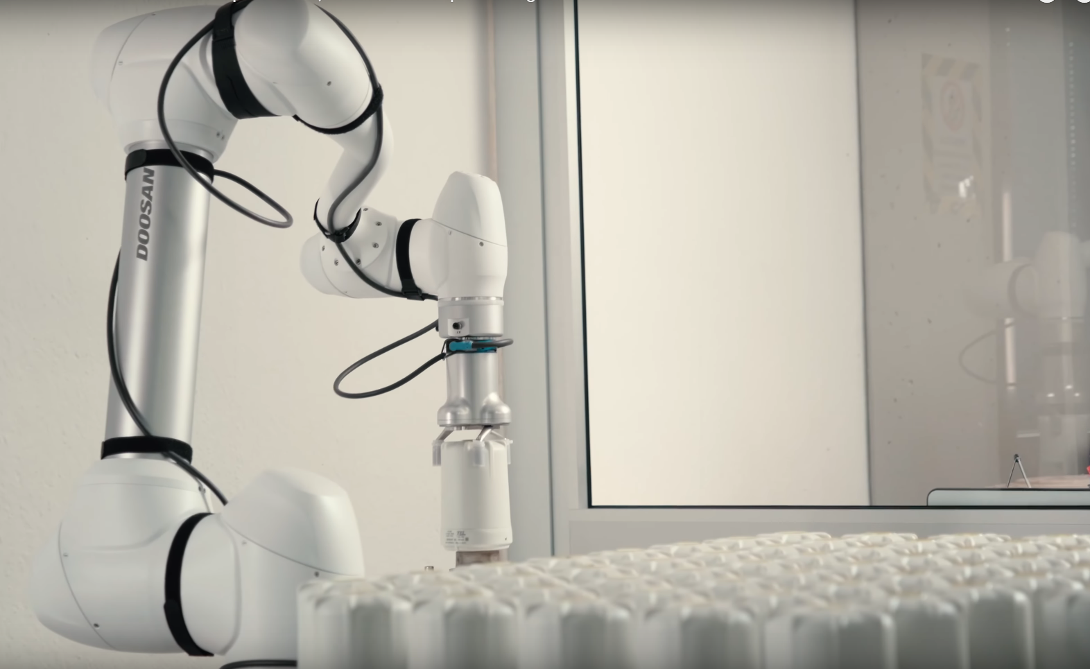 fotografia del robot collaborativo di TCL Group in attività